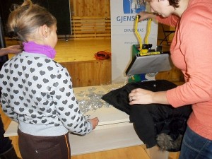 Specialiu aparatu jie saugiai ir tvirtai prilipdomi („prikepami“) prie vaikų viršutinių drabužių. 