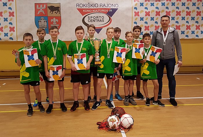 Lietuvos mokyklų žaidynių berniukų kvadrato finalinėse varžybose „Atžalyno“ progimnazija užėmė II vietą.