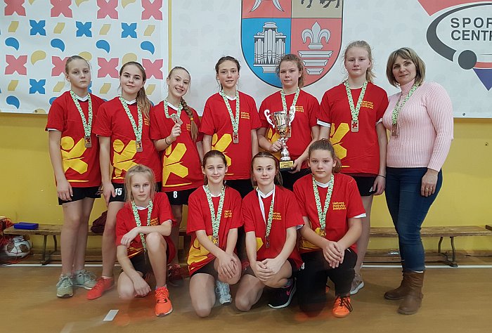 III vietą Lietuvos mokyklų žaidynių mergaičių kvadrato finalinėse varžybose iškovojo „Atžalyno“ progimnazijos sportininkės.