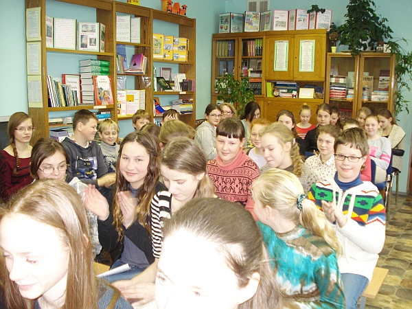 Į susitikimą su aktoriumi bibliotekoje susirinko daugiau nei trys dešimtys guvių bei kūrybiškai nusiteikusių mokinių.