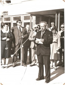 Mokyklos bendruomenę sveikina Švietimo skyriaus vedėjas Kazimieras Baronas. 1985 m. rugsėjo 1 d.