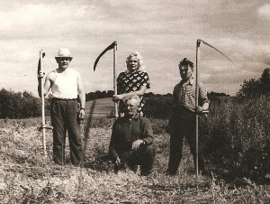 Gimtuosiuose Mančiušėnuose (pirmas iš kairės Kazimieras Autukevičius). 1964 metai.