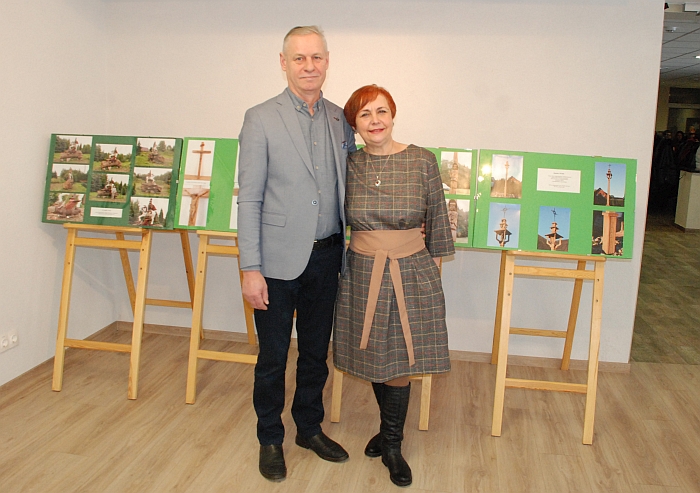 Prie savo stendo kryždirbys Kęstutis Norušis su žmona Stanislava.