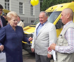 Prezidentė perduoda mokyklinį autobusą Bagaslaviškio Igno Šeiniaus pagrindinės mokyklos direktoriui Pranui Kamienui.