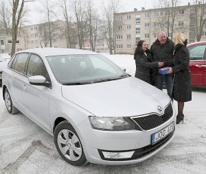 Merė Živilė Pinskuvienė perduoda naująjį automobilį l.e. Socialinio paslaugų centro direktoriaus pareigas Jurgitai Pukaitei.