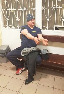 Andrius Kolosovas Širvintų rajono policijos komisariate (Policijos departamento nuotrauka). Mūsų duomenimis, Andrius Kolosovas praėjusių metų rugsėjį Širvintų rajono apylinkės teismo buvo nubaustas 300 litų bauda už melagingą specialiųjų tarnybų iškvietimą. Administracinė nuobauda skirta po to, kai širvintiškis 2014 metų rugsėjo 5 dieną, būdamas neblaivus, paskambino policijai ir pranešė, kad jo žmona neva buvo jėga įsodinta į automobilį ir išvežta. Paskui paaiškėjo, kad Andrius į namus grįžo neblaivus, ir jam pasirodė, kad į automobilį kažkas įsodino žmoną ir išvežė. Po kelių minučių grįžo namo žmona ir pasakė, kad palydėjo draugę. Kodėl vyras iškvietė policiją ji nežinojo.