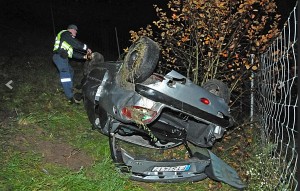 Po smūgio į atitvarus automobilis vertėsi ir nusileido ant stogo vos už kelių metrų nuo upės kranto.