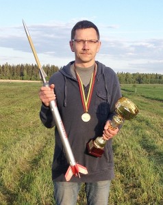 Širvintiškis Tomas Erslavas ir jo sukonstruotas modelis - lenkų meteorologinės raketos „Meteor-1E“ kopija. Širvintiškis Tomas Erslavas ir jo sukonstruotas modelis - lenkų meteorologinės raketos „Meteor-1E“ kopija.
