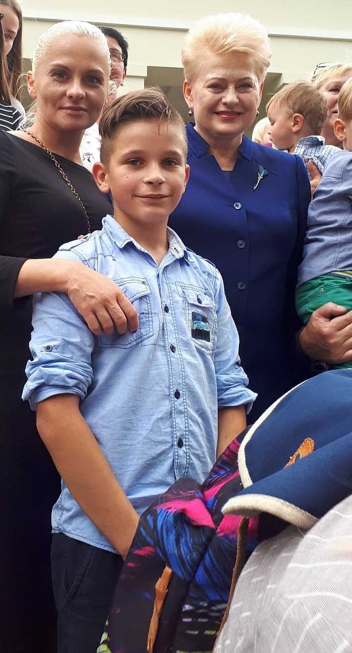 Donata Bankauskienė (pirma iš kairės) su globotiniu LR Prezidentūroje. Donata Bankauskienė (pirma iš kairės) su globotiniu LR Prezidentūroje.
