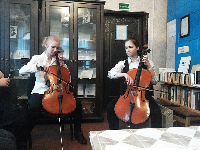 Violončelėmis groja Akvilė Maleckaitė ir Kotryna Kaminskaitė.