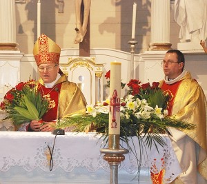 Bagaslaviškio Šv. Kryžiaus Atradimo bažnyčioje Šv. Mišias aukoja Kaišiadorių vyskupas ordinaras Jonas Ivanauskas.
