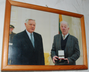 Albinas Bagdonavičius apdovanojimą gavo iš Lietuvos Respublikos prezidento Valdo Adamkaus rankų.