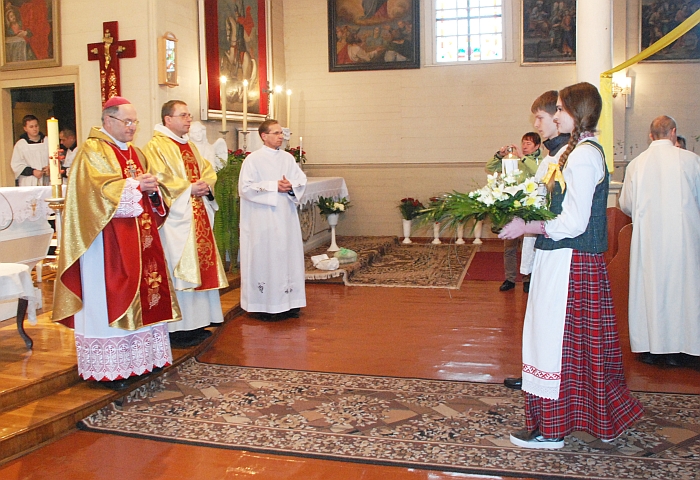  Parapijiečiai Jo Ekscelencijai vyskupui Jonui Ivanauskui įteikia Šv. Mišių atnašas. 