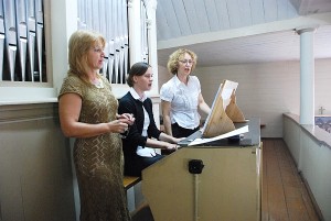 Sakralinę muziką atliko: (iš kairės į dešinę) Regina Šilinskaitė, Julita Butkutė ir Diana Encienė.