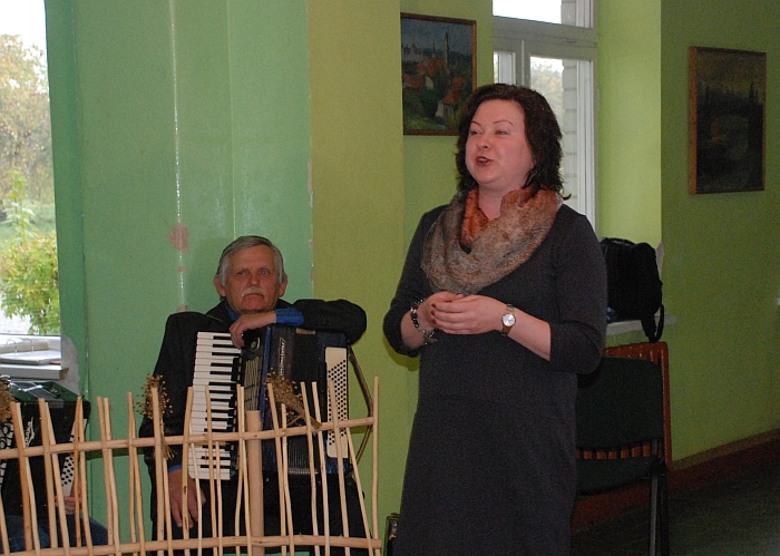Širvintų Igno Šeiniaus viešosios bibliotekos direktorė Vaiva Daugėlienė sveikina bagaslaviškiečius su bibliotekos jubiliejumi. 