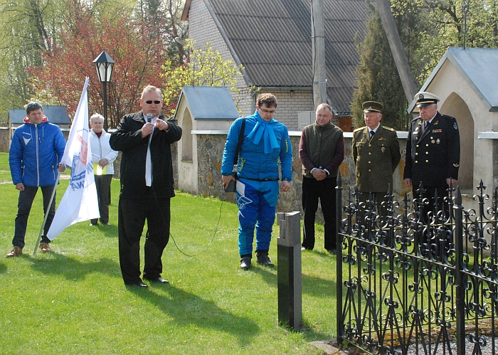 Prie Alfonso Petrulio kapo kalba Molėtų dekanato dekanas ir parapijos klebonas Kęstutis Kazlauskas.