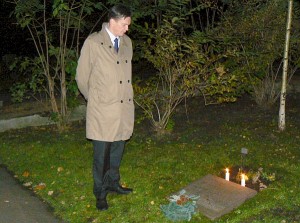 Lietuvos Respublikos ambasadorius Švedijoje Eitvydas Bajarūnas prie I. Šeiniaus kapo Šiaurės Stokholmo kapinėse.