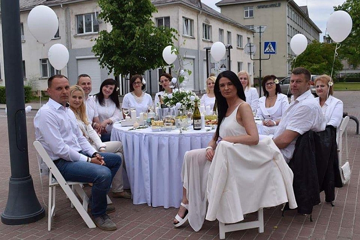 Baltas vasaros piknikas Širvintose Baltas vasaros piknikas Širvintose