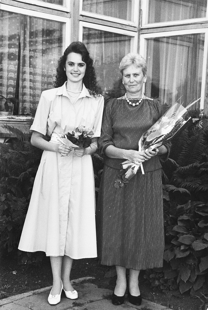 Su dukra Egle prie „Atžalyno“ mokyklos. 1992 m.