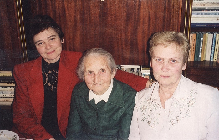 Aldona Barkauskienė (pirma iš dešinės) su seserimi Irena ir mama.