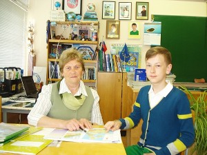 Širvintų ,,Atžalyno“ progimnazijos  geografijos mokytoja metodininkė Aldona Barkauskienė ir septintokas Augustinas Kvaselis - respublikinio Česlovo Kudabos geografijos konkurso III vietos laimėtojas.
