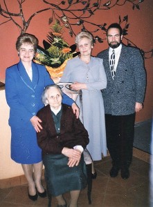 Aldona Barkauskienė (stovi centre) su mama, broliu Alvydu ir seserimi Irena.