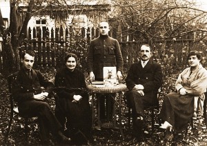 1920-1929 metai. Širvintų žydų Baronų šeima savo sode (nuotr. publikuota United States Holocaust Memorial Museum, courtesy of Joseph Harmatz).