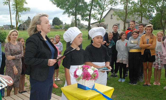 Mokyklos vadovė Lina Jakštienė pakvietė perkirpti juostelę ir atidaryti valgyklą.