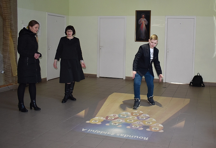 Pertraukos Bartkuškio mokykloje - ypač judrios. D. Kalesnikienė pristatė interaktyvių grindų galimybės mero patarėjai Laurai Jakutytei.