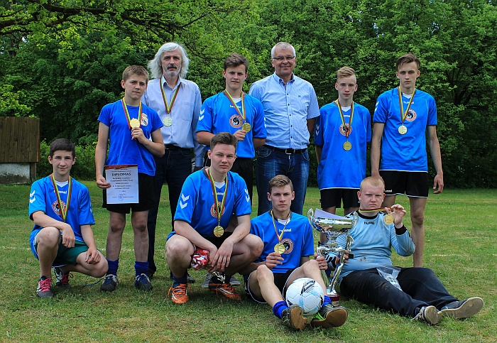 Pirmąją vietą ir Rimanto Turskio pereinamąją taurę iškovojo Bartkuškio futbolininkai.