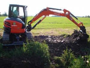 Naujutėlaičiu ekskavatoriumi „Kubota“, valdomu Valento Sakalio, buvo išardytos ir ką tik sukrautos, ir įsisenėjusios užtvankos.