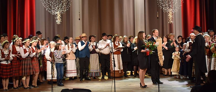 Kultūros centro direktorė Rytė Bareckaitė įteikė padėkos raštus ir pagrindinį apdovanojimą bei gėlių aktyviausiam aktyviausiam šiais metais - Kultūros centro Anciūnų filialui (vadovas Gediminas Makauskas).