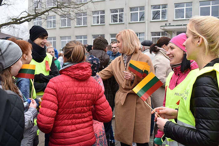 Merė Živilė Pinskuvienė bėgimo dalyviams įteikė simbolines trispalves.