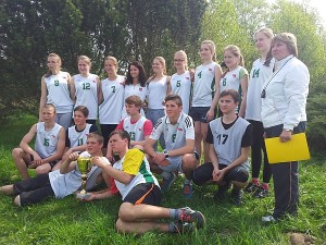 Aštuntojo estafetinio bėgimo aplink Gelvanės ežerą nugalėtoja Lauryno Stuokos - Gucevičiaus gimnazijos bėgikų komanda. 