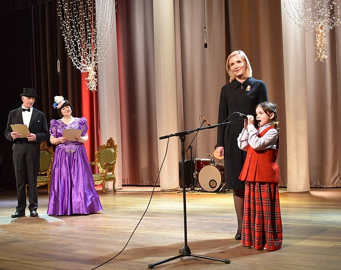 Scenoje - rajono merė Živilė Pinskuvienė ir mažoji Karina, kuri ir pasveikino susirinkusius širvintiškius su švente.