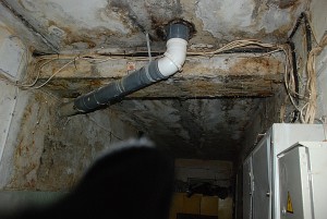 Vanduo bėga tiesiai ant elektros laidų ir skydinių. Vanduo bėga tiesiai ant elektros laidų ir skydinių.