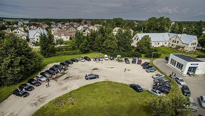 BMW automobilių savininkai į sueigą rinkosi prie „Baltic Petroleum“ degalinės.