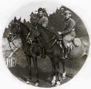 1920 metai. 2 divizijos 4 pulko jaunesnysis leitenantas Vladislavas Bronevskis (dešinėje).