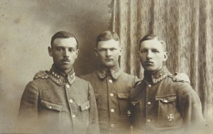 Vladislavas Bronevskis (viduryje) su tarnybos draugais. 1916 metai.