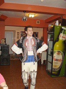 Šokamas bulgarų liaudies šokis.