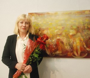 Menininkė Genutė Burbaitė prie paveikslo „Išmintis“.