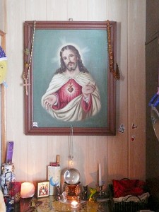 Būrimo patalpoje - nedidelis altorėlis.