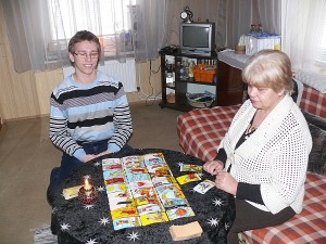 Boleslava Piragienė buria Taro kortomis.