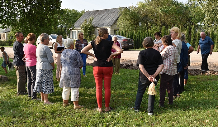 Vasarą, prasidėjus kelio asfaltavimo darbams, vykęs susitikimas su Burniškių k. gyventojais.