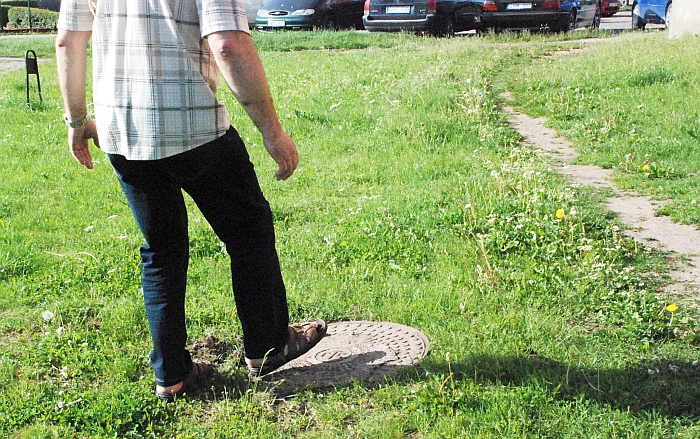 Darbininkai atvirą šulinį buvo palikę visai greta pėsčiųjų praminto takelio...