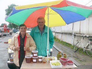 Čiburų šeimyna iš Družų kaimo savo bitelių medutį pardavinėjo po 18 litų už kilogramą.