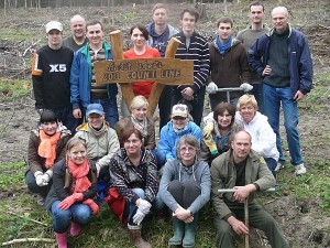 Nuotrauka prie atminimo lentos su žodžiais: „Aukit dideli, 2013 COUNT LINE“ (autorius - jaskaudiškis Virginijus Buzys). COUNT LINE - įmonės leidyba. Nuotrauka prie atminimo lentos su žodžiais: „Aukit dideli, 2013 COUNT LINE“ (autorius - jaskaudiškis Virginijus Buzys). COUNT LINE - įmonės leidyba.