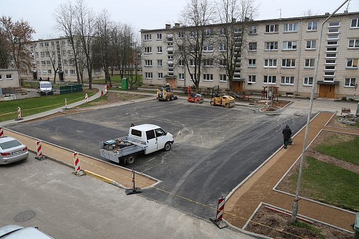 Vyksta asfaltavimo darbai