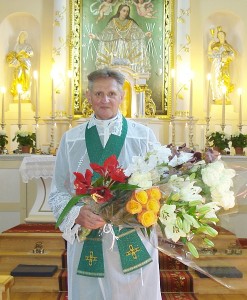 Kunigas Juozapas Dabravolskas po sekmadienio Šv. Mišių Šešuolių bažnyčioje.