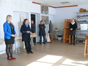 Dailės mokytojos net ir apniukusią bei lietingą dieną palinkėjo gyventi spalvomis.